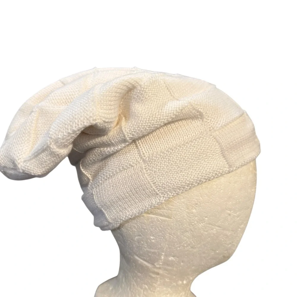 REDESS White Knit Beanie with Fleece Lining & small leather-like logo patch